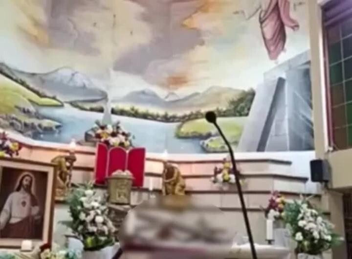 Тяжёлый крест упал на священника в Эквадоре

Инцидент произошёл в церкви Перпетуо Сокорро. Священник Патрисио Молинари п