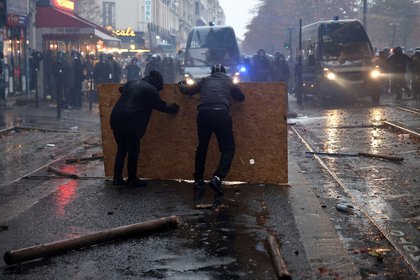 Во Франции задействуют спецназ и броневики на протестах

В ходе манифестаций, которые 31 октября пройдут по всей Франции