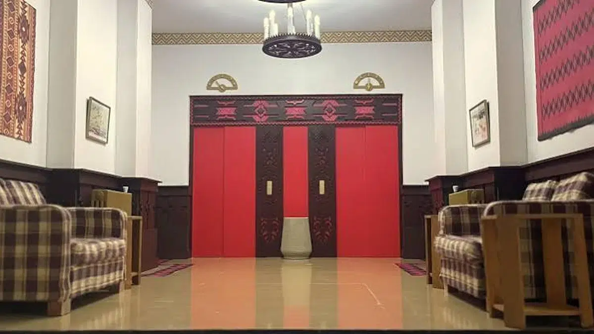 Физики объяснили, почему соседние лифты приезжают одновременно

Для лифтов этот парадокс известен давно. Еще в 1994 году