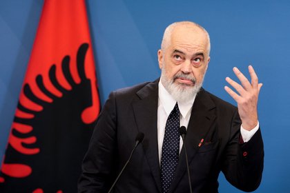 В МИД ответили процитировавшему Дугина премьеру Албании

Премьер-министру Албании Эди Раме не следует перекладывать отве