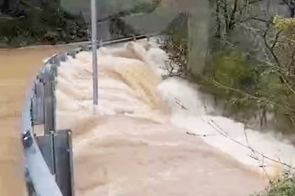 Залитая водой Ялта попала на видео

Ялту залило водой после мощных дождей, накрывших Южный берег Крыма. Видео с последст
