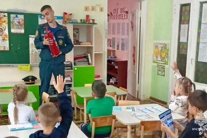 В Волгограде пожарные провели урок для воспитанников детсада

Специалисты из 15-го отряда пожарно-спасательной службы Во