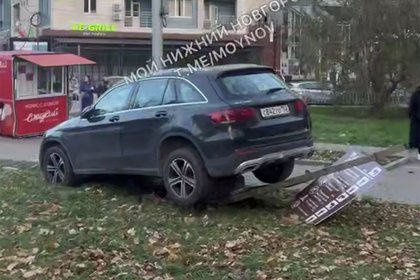 Водитель «Мерседеса» перепутал передачи, снес кофейню и сбил девушку в российском городе

Водитель автомобиля «Мерседес»