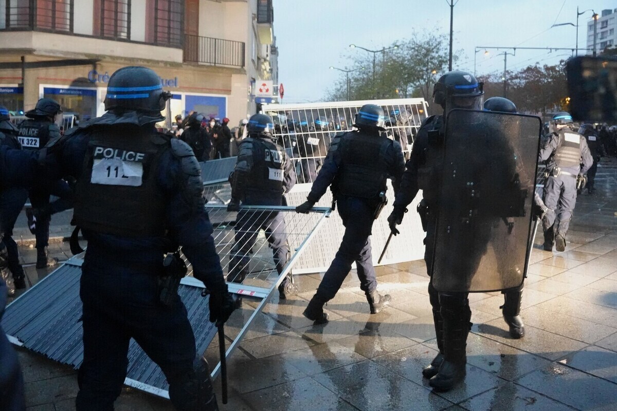 Полиция жестко атаковала протестующих в Париже

Сотни тысяч людей прошли маршем по всей Франции в знак протеста против ш