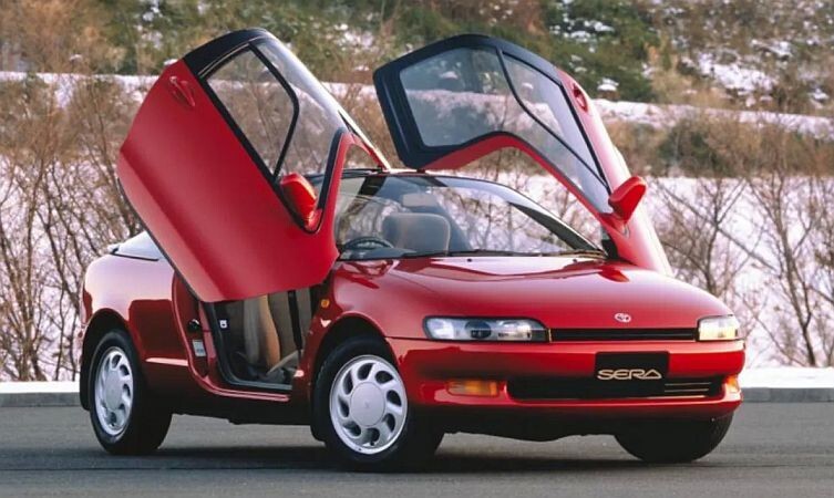 Toyota Sera: маленькое купе с дверями в небо

С закрытыми дверями Toyota Sera выглядит как небольшое купе начала девянос