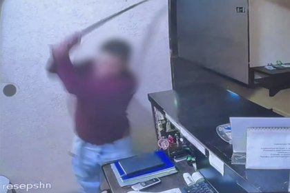 Нападение с костылем в российском отеле попало на видео

Пьяный мужчина напал с костылем на сотрудницу отеля в Улан-Удэ 