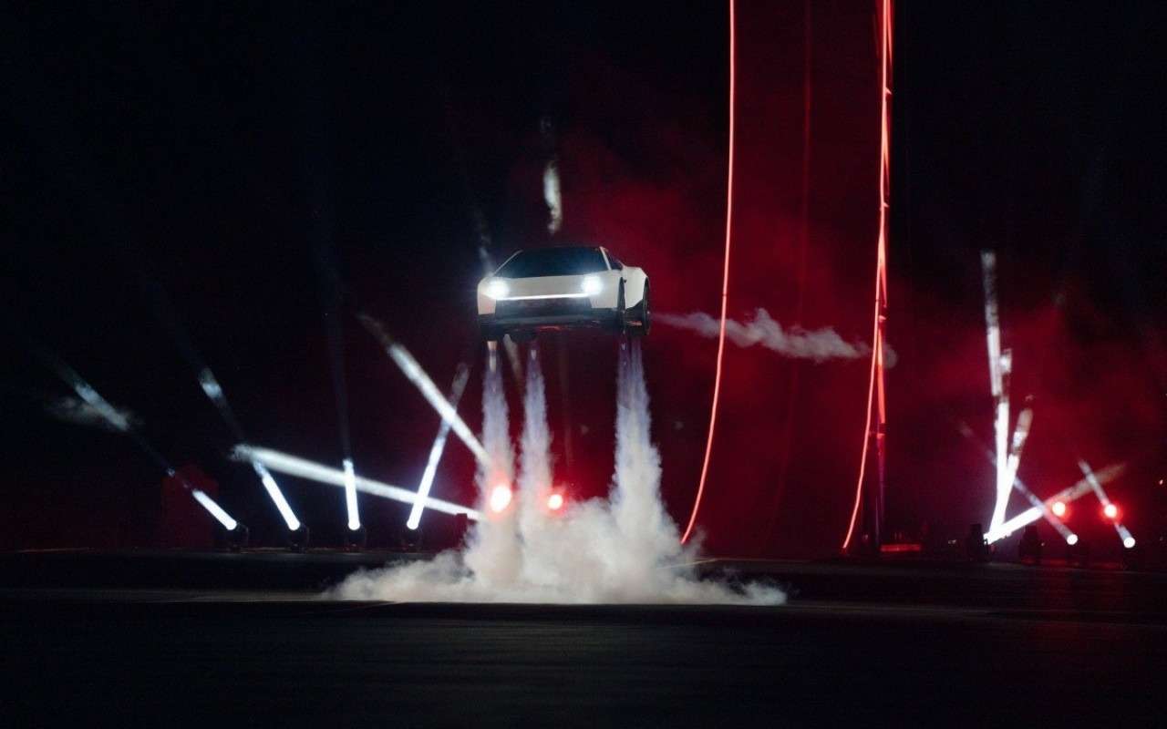Tesla представила летающий автомобиль

Tesla показала новый Roadster с реактивным двигателем