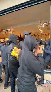 🇫🇷Порядка 3000 магазинов пострадали в ходе протестов во Франции, сообщил министр торговли Серж Папен.

Разбиты витрины и