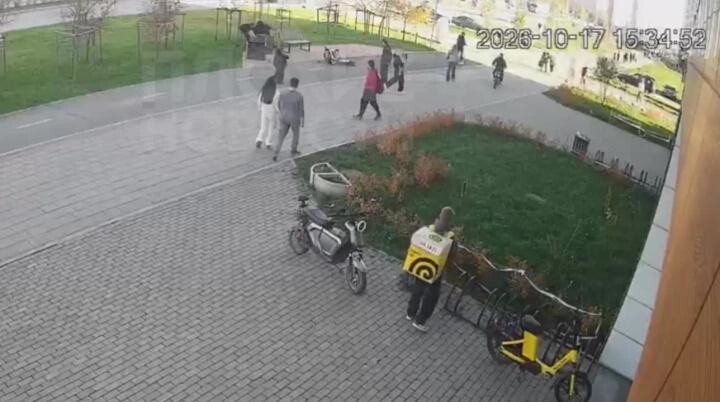 Пешеходы напали на самокатчика, врезавшегося в коляску с ребёнком

В Екатеринбурге женщина с коляской свернула на велодо