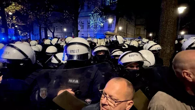 Навроцкий прибыл к зданию Конституционного суда Польши

Краткий пересказ от РИА ИИ

Президент Польши Кароль Навроцкий пр