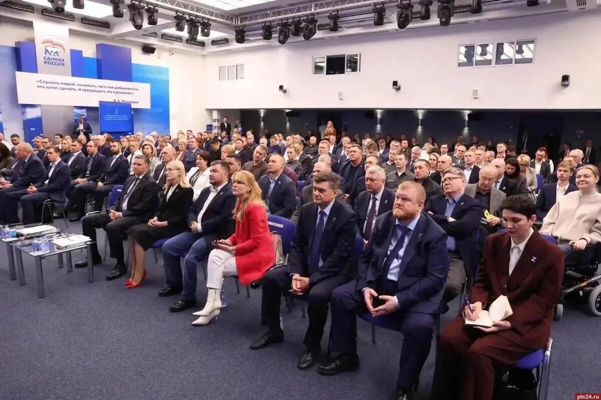 Антон Мороз прошел курс для новых депутатов Госдумы от «Единой России»

Депутат Государственной Думы Антон Мороз принял 