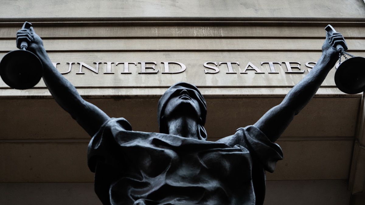 Минюст США выдвинул очередные обвинения против экс-директора ФБР

Коми свою вину не признает

Москва. 27 октября. INTERF