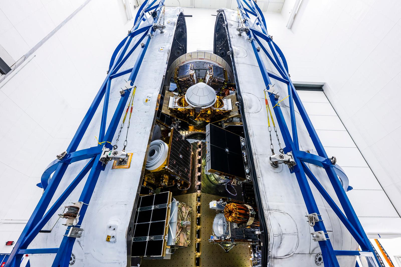 SpaceX показала плотно упакованную ракету Falcon 9 — она разом запустит 32 спутника от разных компаний

Миссии Bandwagon