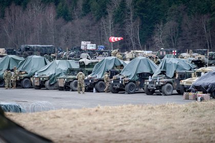 Раскрыты подробности строительства военной базы США в Польше

Польша предложила США четыре варианта для размещения посто