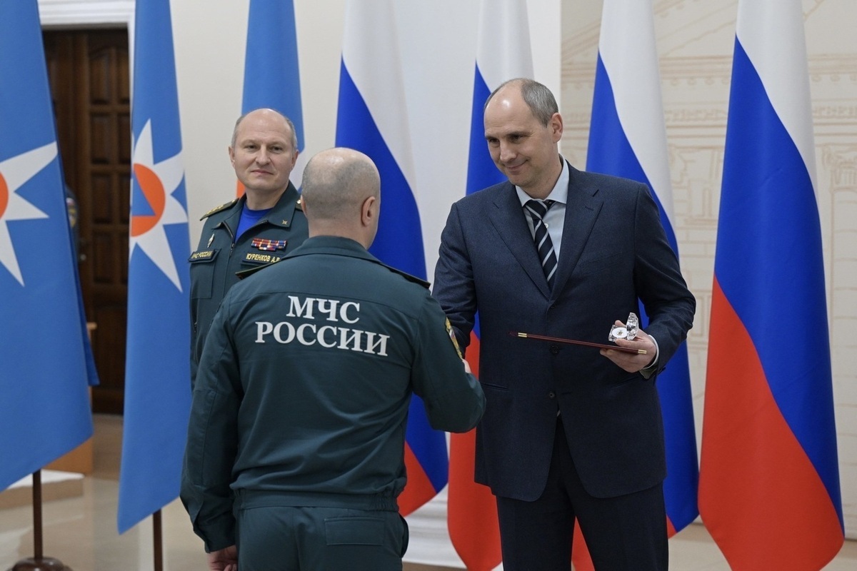 Денис Паслер и Александр Куренков вручили награды сотрудникам МЧС

20 октября губернатор Свердловской области Денис Пасл