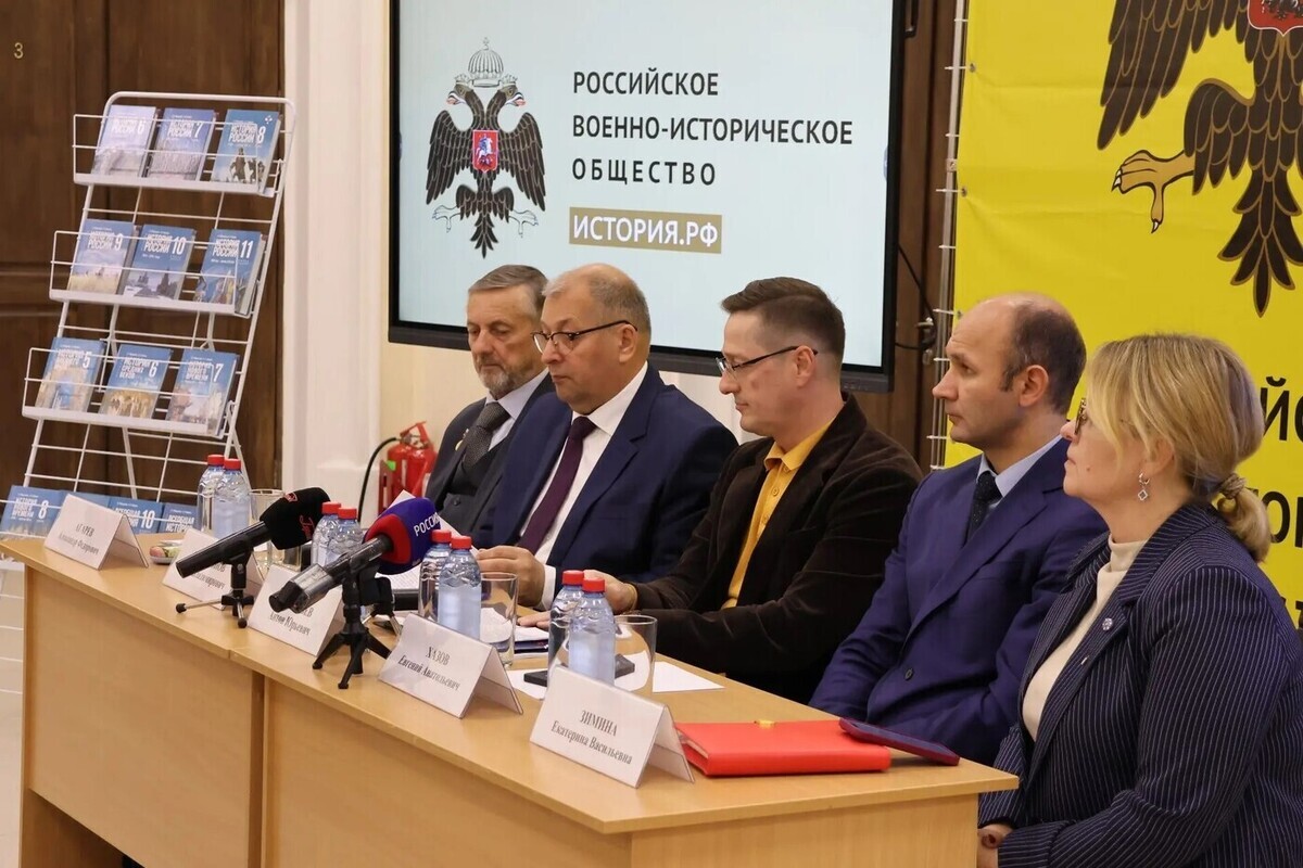 В Рязани обсудили создание новых учебников по истории и обществознанию

В пятницу, 16 октября, в Доме общественных орган