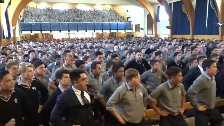 Ученики проводили учителя хакой

Так в 2016 году школьники из Палмерстон-Норта прощались с Джоном Адамсом, уходившим на 
