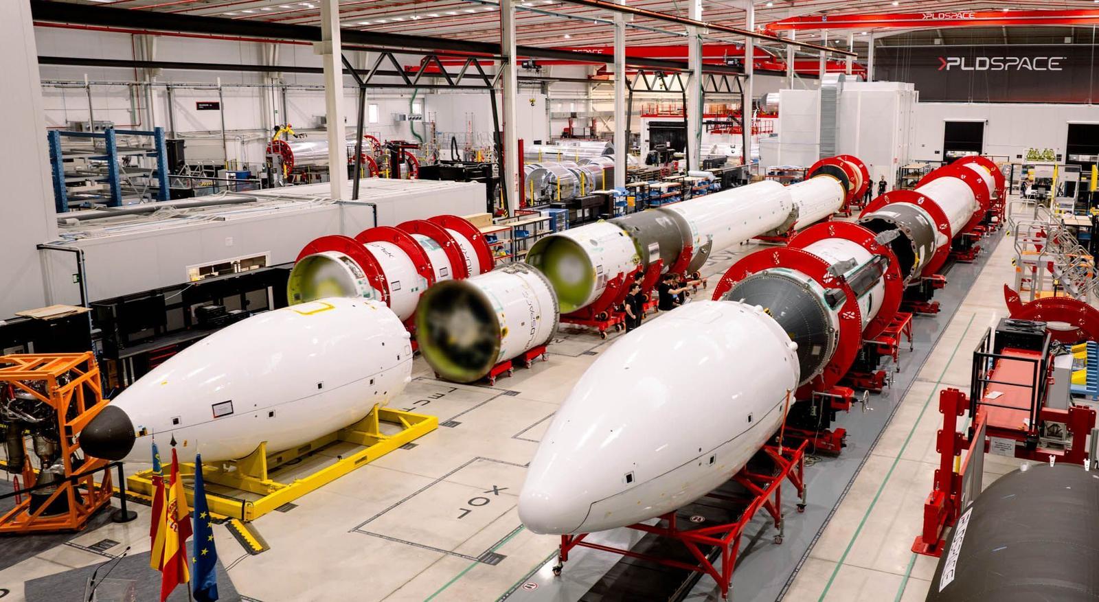 Испанская PLD Space собрала три ракеты Miura 5 и начала комплексные испытания. Запуск намечен на первую половину 2027 го