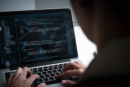 ФСБ поймала похитившую российского айтишника из-за 84 миллионов рублей банду

ФСБ поймала похитившую 22-летнего айтишник