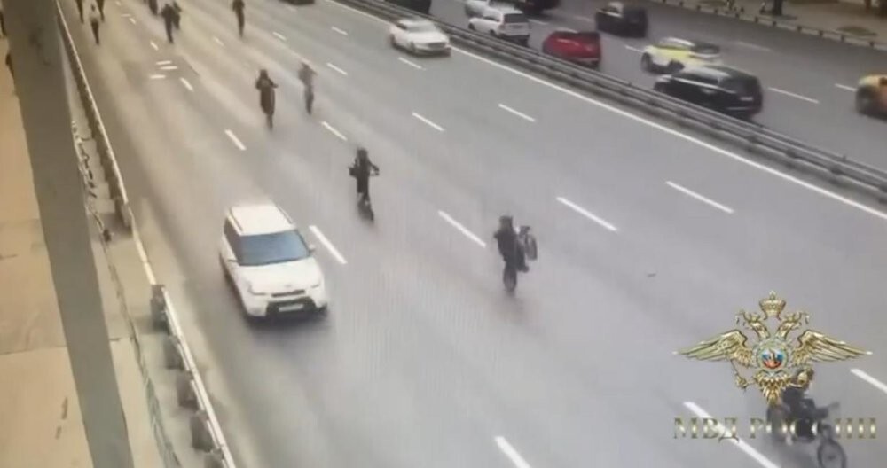 Массовый заезд подростков в Москве закончился задержаниями

Они настолько офигели, что уже совсем ничего не стесняются. 