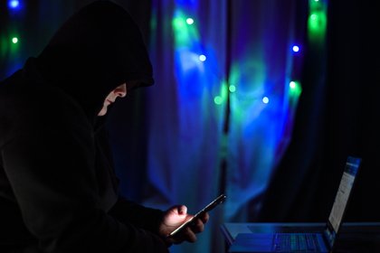 Россиянам дали совет по защите от мошенников

Для защиты счетов родственников от мошенников можно подключить банковский 