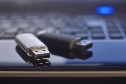 Раскрыта неочевидная опасность чужих флешек

Подключение найденной флешки может подвергнуть компьютер опасности даже без