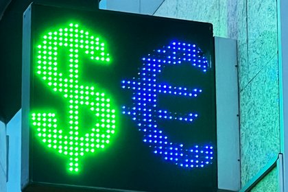 Банк России понизил курсы евро и доллара

Банк России понизил официальные курсы зарубежных валют на выходные и понедельн