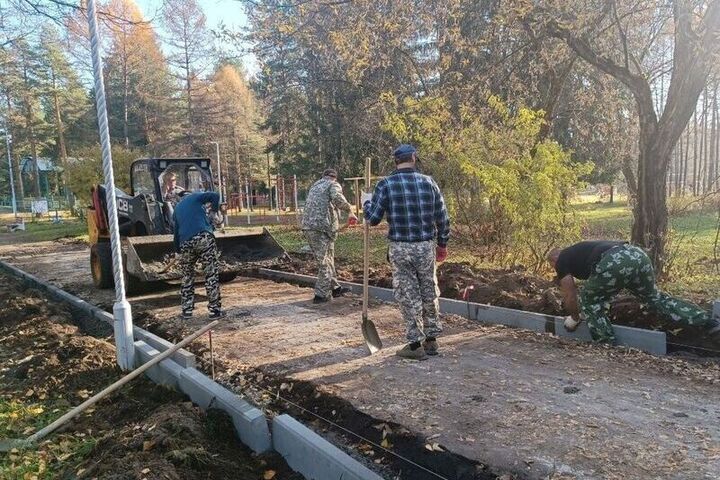 В Кирове обновляют пешеходные зоны и центральную аллею парка ЛПК

В Нововятском районе продолжаются работы по комплексно