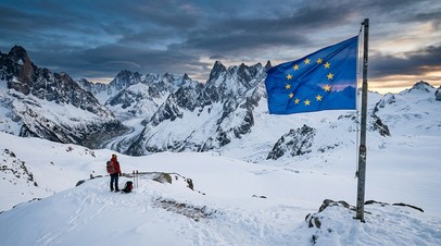 «Не оставляют надежд на поражение РФ»: как Евросоюз планирует соперничать с Россией в Арктике

В посольстве РФ в Великоб