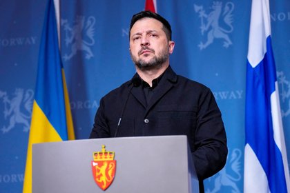Зеленский призвал провести мирную встречу

Украинский лидер Владимир Зеленский предложил перейти к трехсторонним перегов