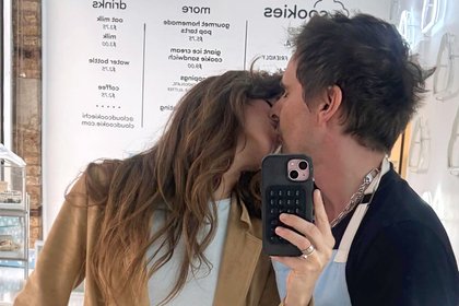 Лидер Muse показал фото интимного момента с новой возлюбленной на фоне развода

Лидер британской рок-группы Muse Мэттью 