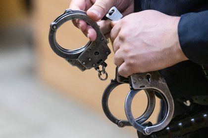 Российский школьный учитель снимался в порно

Во Владивостоке задержали школьного учителя, снимавшегося в порно. Об этом