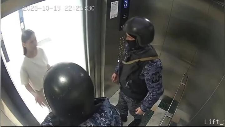 Мужчина избил жену в подъезде

Камера наблюдения, установленная в подъезде жилого дома в Новосибирске, запечатлела семей
