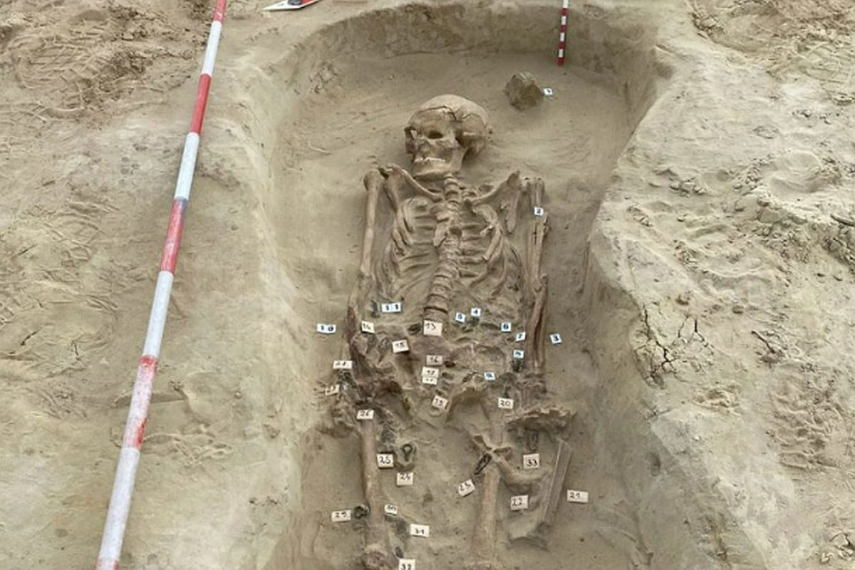На военном аэродроме обнаружили 1300-летние могилы с богатыми дарами

Во время строительных работ на военном аэродроме К