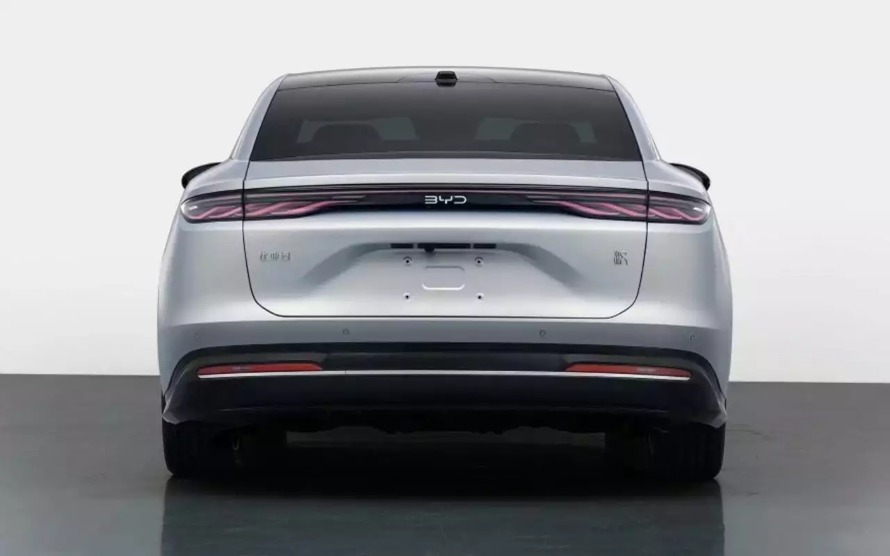 На рынок выходит новое поколение крупного седана BYD: фото и характеристики

Новый BYD Han получил кузов длиной 5156 мм,