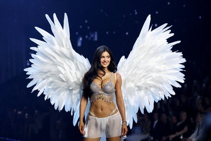 Кайли Дженнер дебютировала на шоу Victoria’s Secret в бра за 4 миллиарда рублей

Американская телезвезда Кайли Дженнер д