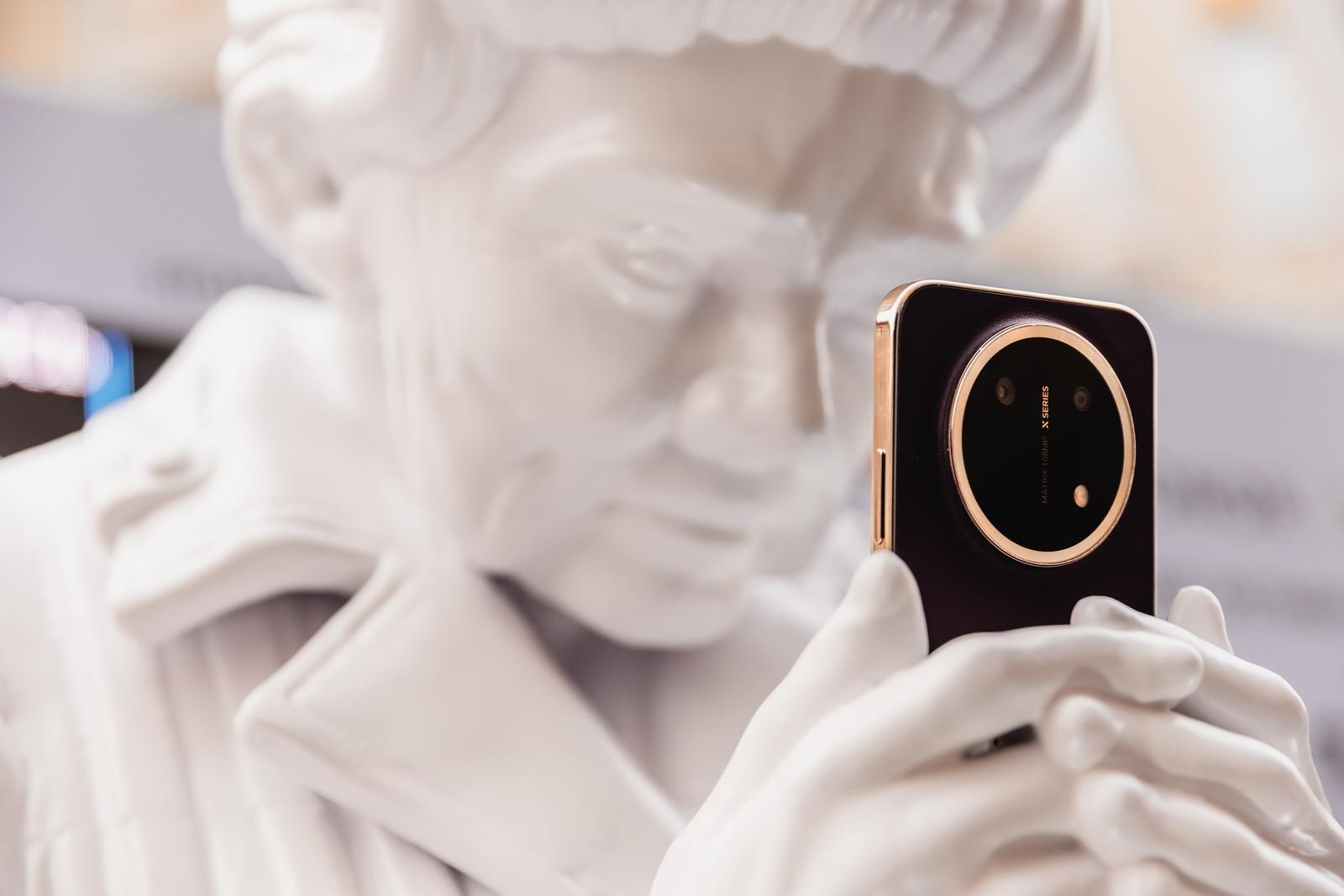 Honor X9e Pro почти трое суток простоял на улице на Арбате без подзарядки и потратил 27% заряда: эксперимент Honor и «Ли