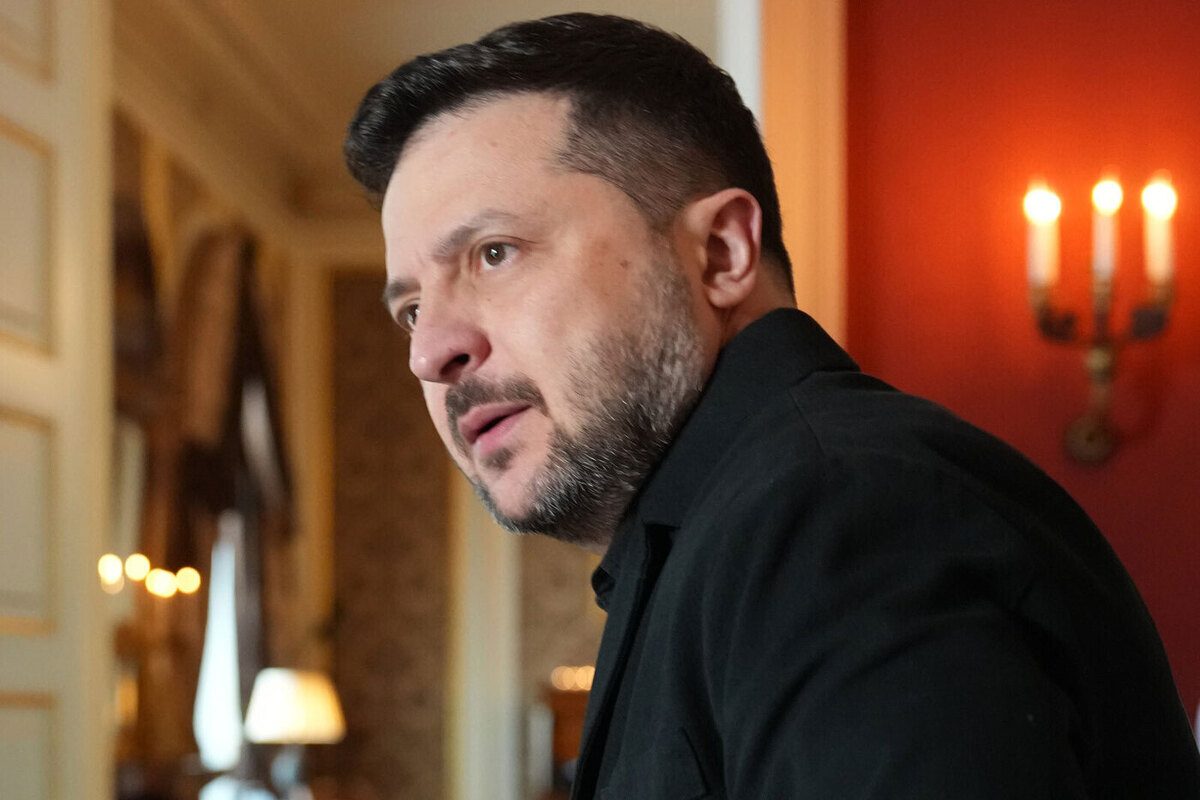 Почему Зеленский до сих пор жив, несмотря на попытки суицида

Просроченный украинский президент Зеленский несколько раз 