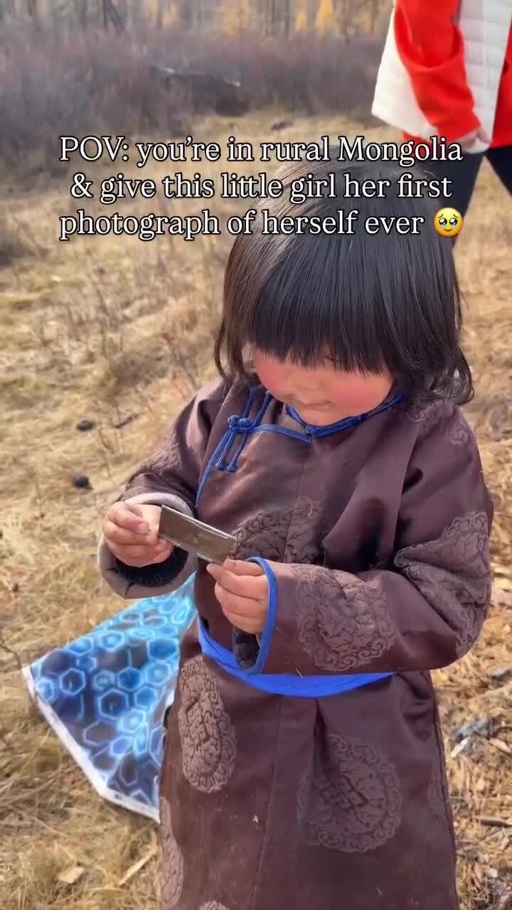 Сельская девочка впервые увидела себя на фотографии

Девочка из монгольской глубинки впервые увидела себя на фотографии.