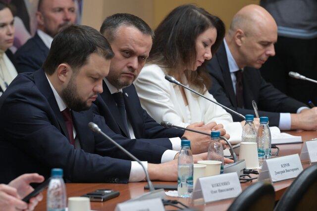 В правительстве РФ четыре новых вице-премьера. Но в его работе мало что изменится. Что эксперты пишут о кадровых переста