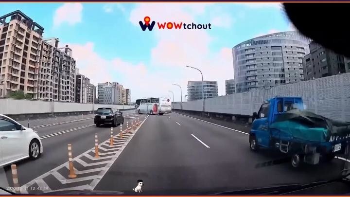Автобус перекрыл несколько полос ради разворота

На Тайване туристический автобус разворачивается поперёк нескольких пол