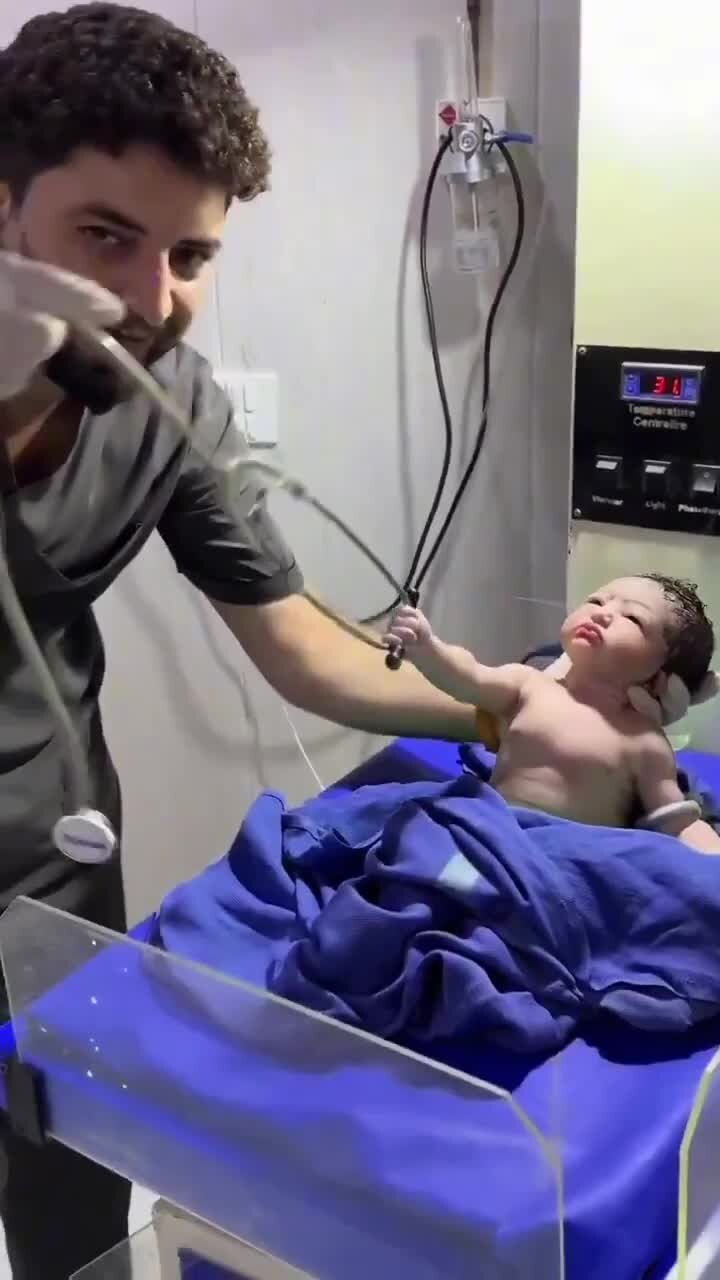 Новорождённый не отдаёт стетоскоп

Малыш так ухватился за трубку, что врачу пришлось повозиться.