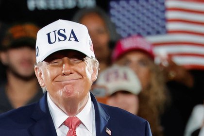Трамп решил помочь фермерам

Президент США Дональд Трамп объявил о выделении пострадавшим от роста цен на дизельное топл