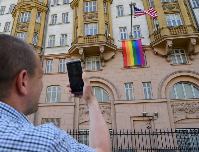 В России за «ЛГБТ-экстремизм» наказывают даже гомофобов. Одному из них из-за штрафа пришлось покинуть страну. Вот этот и