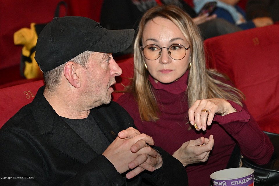 Премьера сказки «Морозко»: редкий выход Хабенского с женой, Диброва с Товстиком с детьми и Боярская в алом костюме

В Мо
