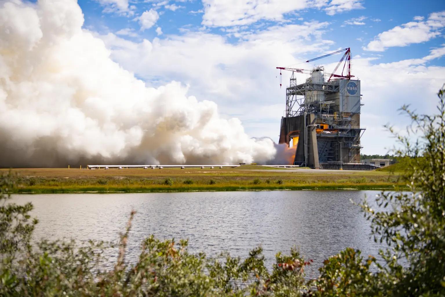 NASA испытало двигатель лунной ракеты SLS на 111% мощности

RS-25 отработал почти 8, 5 минут — столько же, сколько требу
