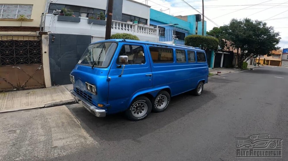 Шестиколёсный Econoline из Мексики

Этот Ford Econoline Club Wagon нашли в Мексике. Ему добавили вторую переднюю ось, а 