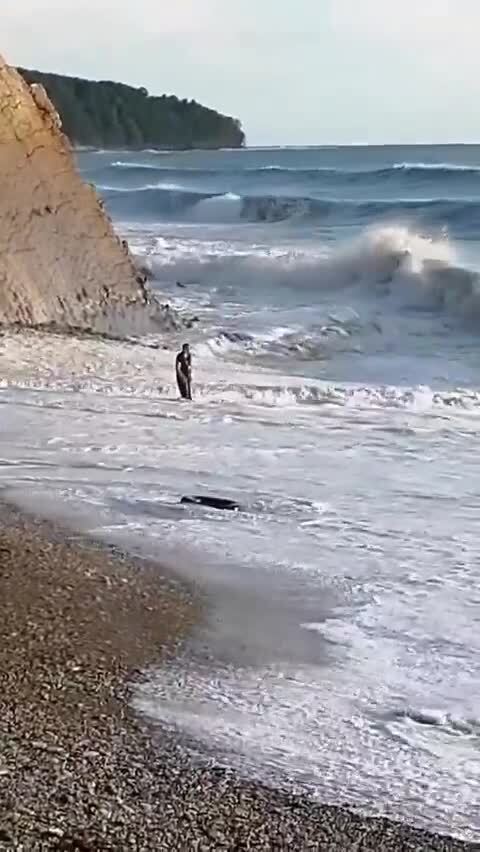 Пьяных мужчин унесло в&nbsp;море

Инцидент произошел на пляже в Агое (Туапсинский округ). Нетрезвые мужчины решили искуп