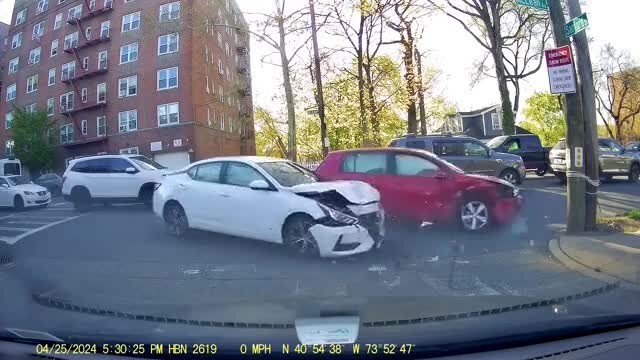 Поворот налево закончился ударом в бок

Машина поворачивала налево через встречный поток. В этот момент белый Nissan объ