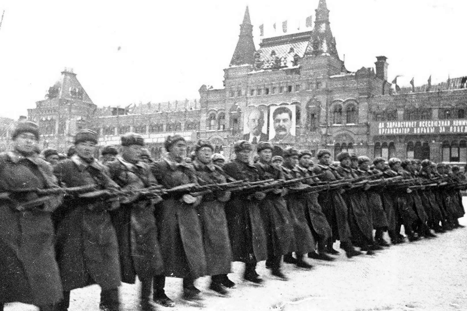 Родина слышит. Песня защитников Москвы

Тему номера, посвященную 85-летию легендарного парада на Красной площади, заверш